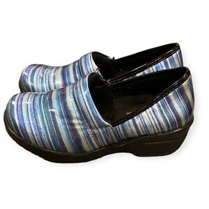 Easy Street 9 Wide Women’s Laurie Slip Resistant Clogs Comfort Shoes Blue Stripe